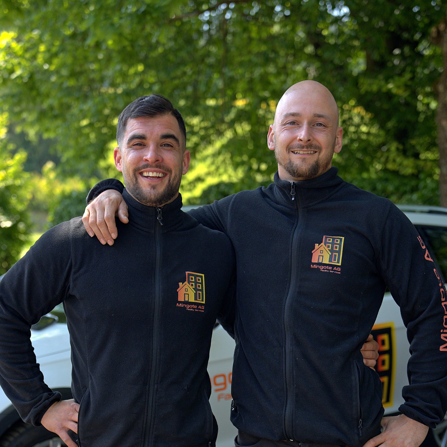 Sergio Mingote und Joshua Ancona vor dem Mingote-Servicefahrzeug